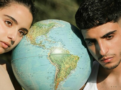 Se conseguirmos reduzir drasticamente a emissão de gases do efeito estufa (GEE) e adotar fontes de energia renováveis, ainda há esperança de mantermos um planeta habitável para as futuras gerações. No entanto, se continuarmos no ritmo atual de consumo e degradação ambiental, podemos enfrentar um cenário de escassez de recursos, migrações em massa e conflitos por água e alimentos