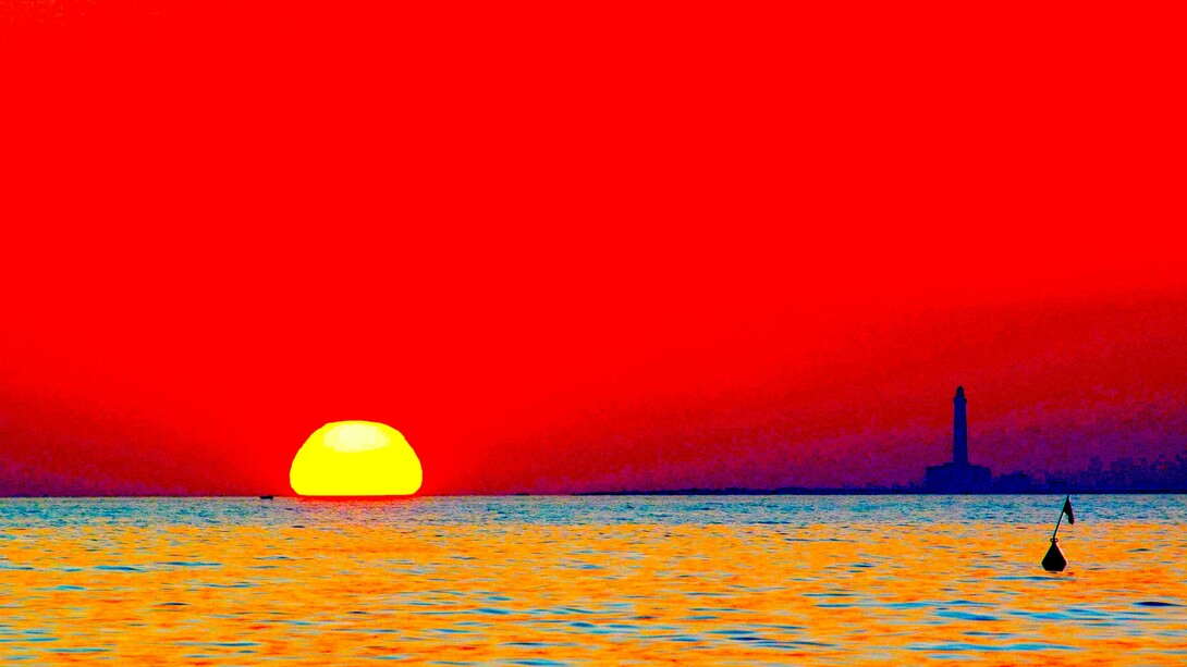 Puesta de sol vista desde Gallipoli: a la derecha, el faro de la isla de Sant'Andrea