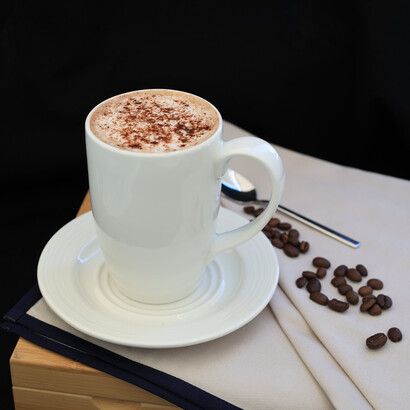 Café misturado com leite. Nas regiões Sul, Sudeste e Centro-Oeste a forte influência portuguesa trouxe o consumo de pães, biscoitos, doces, geleias, queijos e manteiga para o café da manhã