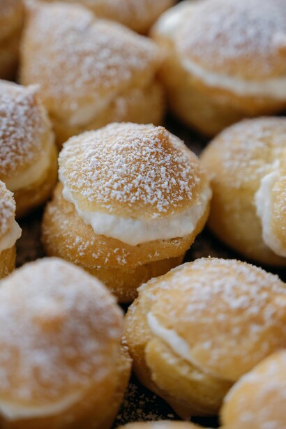 Durante la cottura, la pasta choux si gonfia grazie al vapore interno, creando una struttura vuota adatta a essere farcita