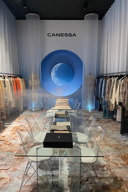 La stessa luminosità accoglie i visitatori nello showroom di Riccardo Grassi, dove è stata realizzata una grande luna che con leggiadria ci trasporta in un mondo etereo