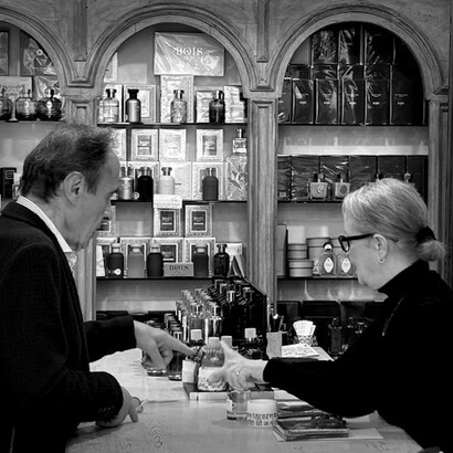 Rossella Gatti, “naso” da circa trent’anni, immortalata mentre valuta un profumo
