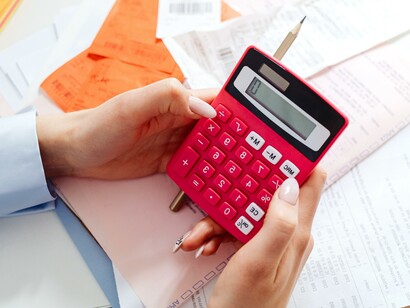 Funcionária calcula subsídio de natal