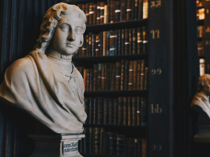 Un busto en una biblioteca
