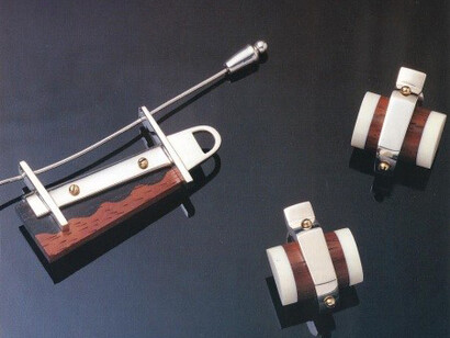 Carlos Pastor, broche y pendientes de plata, madera, y hueso. 1992