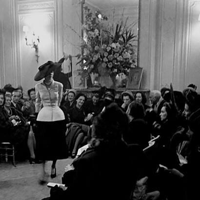 Tania sfila indossando il modello Bar il 12 febbraio del 1947