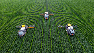 Tres máquinas especializadas preparan el terreno para el cuidado agrícola diario