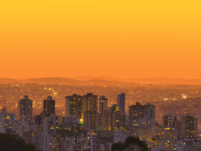 Vista a una gran ciudad. Las grandes ciudades reúnen millones de habitantes