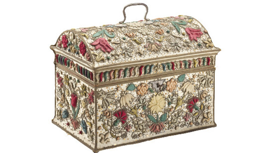 Hochzeits-Kästchen mit Geheimfach und Accessoires, unbekannt 1619 Niederlande Stickerei auf Seidensatin; Silber, vergoldet; Papier, Holz 23,5 x 27,5 x 19,5 cm