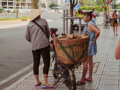 Comerciante de rua na cidade de Ho Chi Minh, no Vietnã. A efervescência da juventude francesa não tardou a influenciar movimentos similares no mundo inteiro. Notadamente nos Estados Unidos da América onde a juventude acentuou a sua condenação à participação norte-americana na Guerra do Vietnã