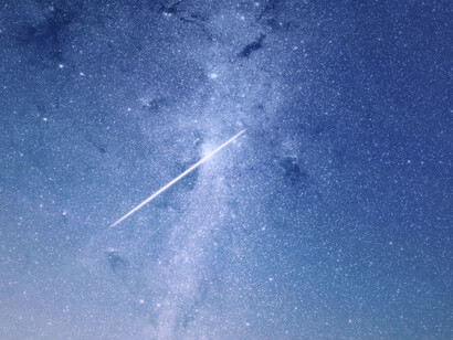 Estrella fugaz surca el cielo estrellado. La palabra que invoca -la palabra mágica- se dice, pero lo que moviliza es secreto