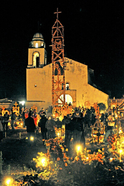 Cementerio en la Noche de Muertos. Arócutin, Michoacán, México