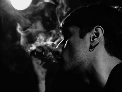 Tirou o cigarro apagado da boca, mas o manteve nos dedos, em prontidão. Resistia. Olhava o isqueiro e o cigarro, um feito para o outro. E ambos feitos para ele. Um maço cheinho no bolso