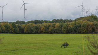 Un pequeño sistema aéreo no tripulado (sUAS) y un perro robot se integran en un estudio durante una demostración de entrenamiento de campo en el complejo de entrenamiento en 2023. Complejo de entrenamiento Polygone en Bann, Alemania