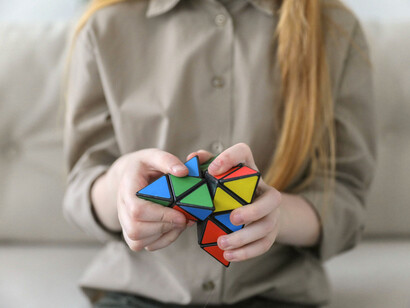 Reflita sobre como as escolas podem ajudar os alunos a desenvolverem visões positivas sobre si mesmos, valorizando suas individualidades